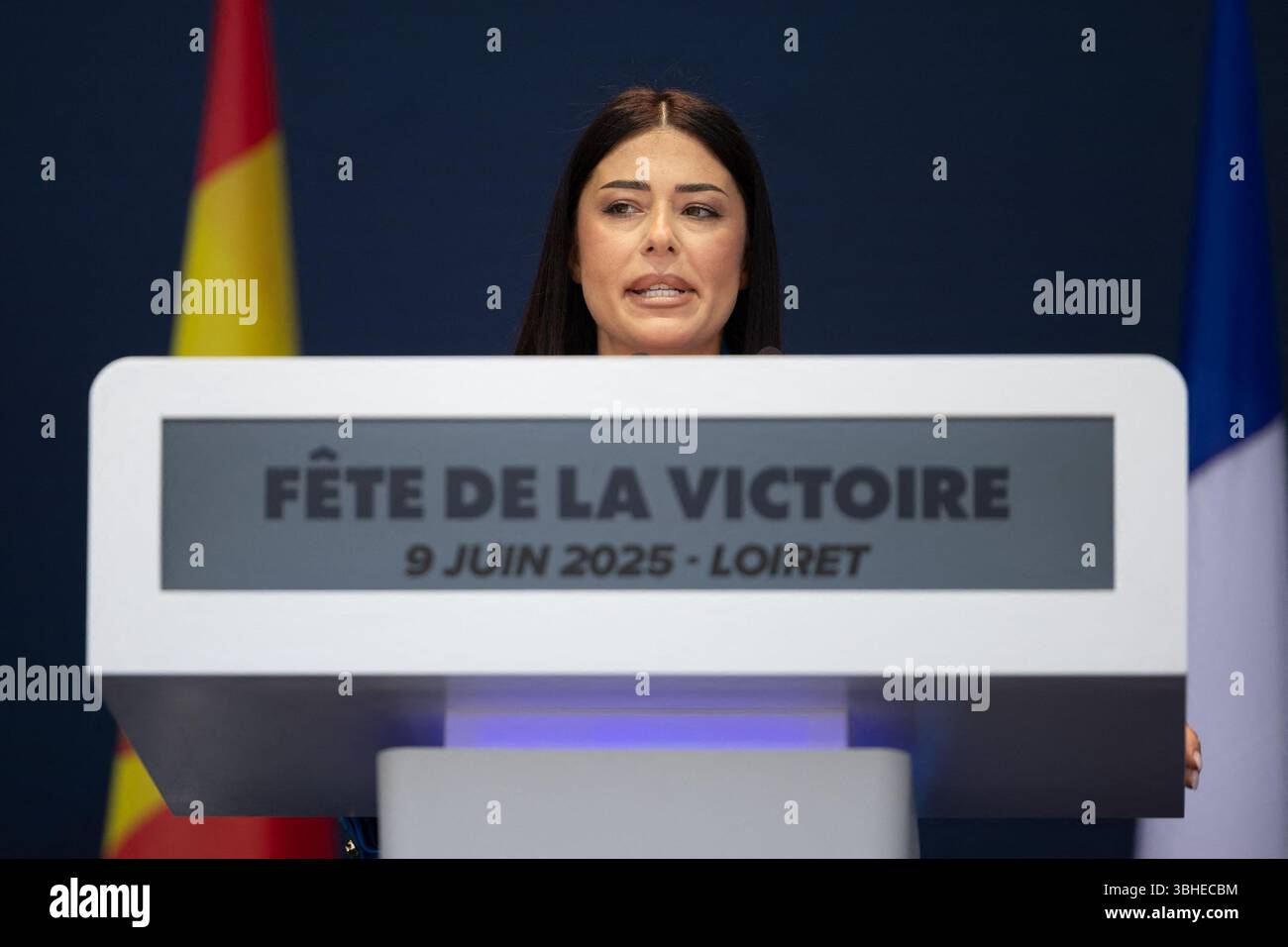Der griechische Politiker, Gründer und Führer der rechtsextremen Partei Voice of Vernunft, Afroditi Latinopoulou hält eine Rede im Rahmen eines Treffens der Gruppe Patriots for Europe im Europäischen Parlament, bei dem am 9. Juni 2025 europäische rechtsextreme Führer in Mormant-sur-Vernisson, Mittelfrankreich, zusammentreffen. Auf dem Lande von Mormant-sur-Vernisson wurde die Veranstaltung als "das Siegesfest" bezeichnet: Die Veranstaltung, die am 9. Juni 2024, genau vor einem Jahr, von der nationalen Rallye gewonnen wurde, als ihre Liste bei den Europawahlen an die Spitze kam und 31,37% der Stimmen erhielt, die damals die beste Punktzahl in der Geschichte des Far-Rigs war Stockfoto