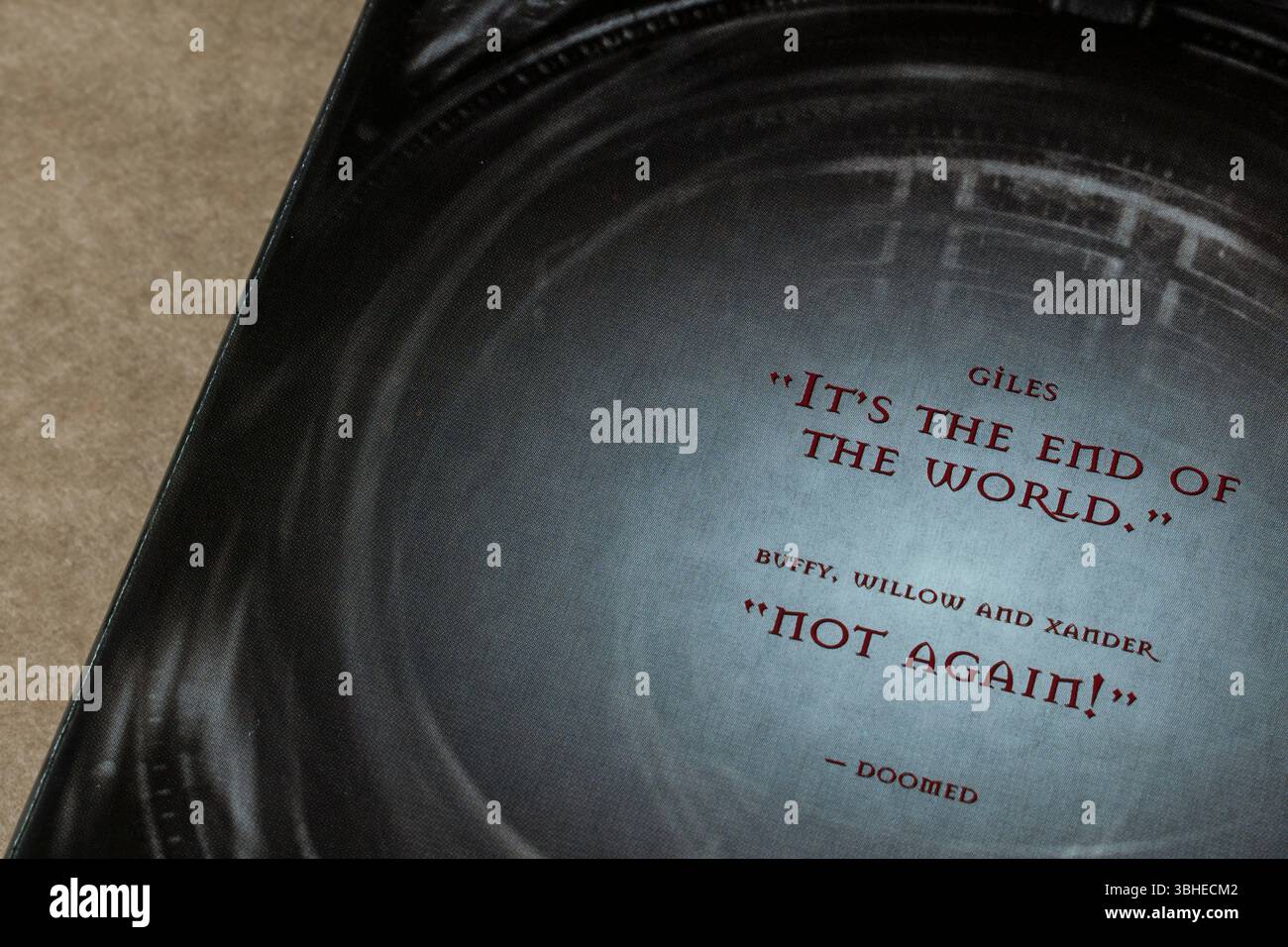 Buffy the Vampire Slayer Staffel 4 DVD Box Cover mit Giles Zitat „IT's the End of the World“ und Buffy, Willow und Xander Zitat „Not Again!“ Stockfoto