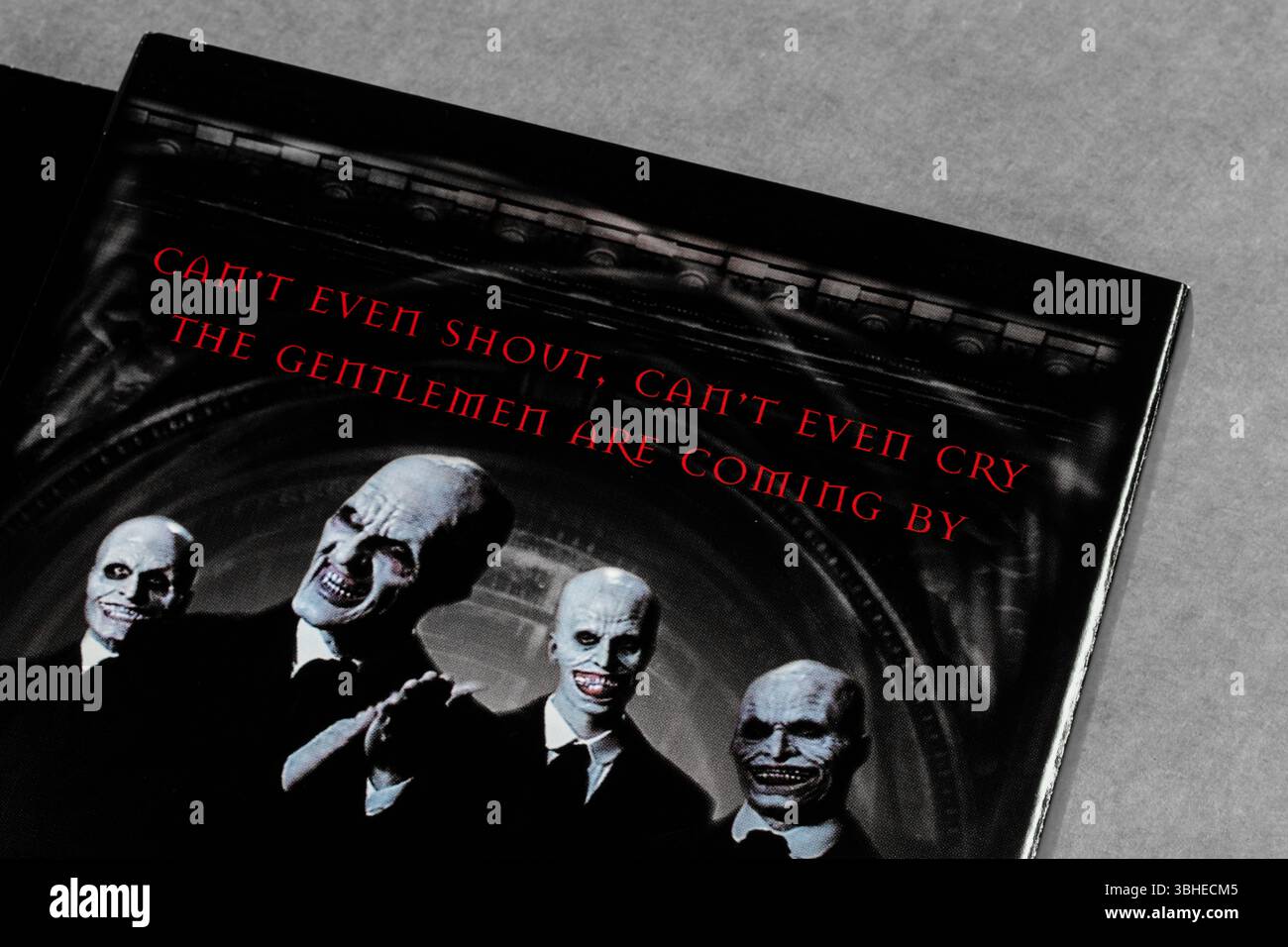 Buffy the Vampire Slayer DVD-Box-Cover mit 'The Gentlemen' mit Zitat 'kann nicht mal schreien, kann nicht mal weinen, die Gentlemen kommen vorbei.' Stockfoto