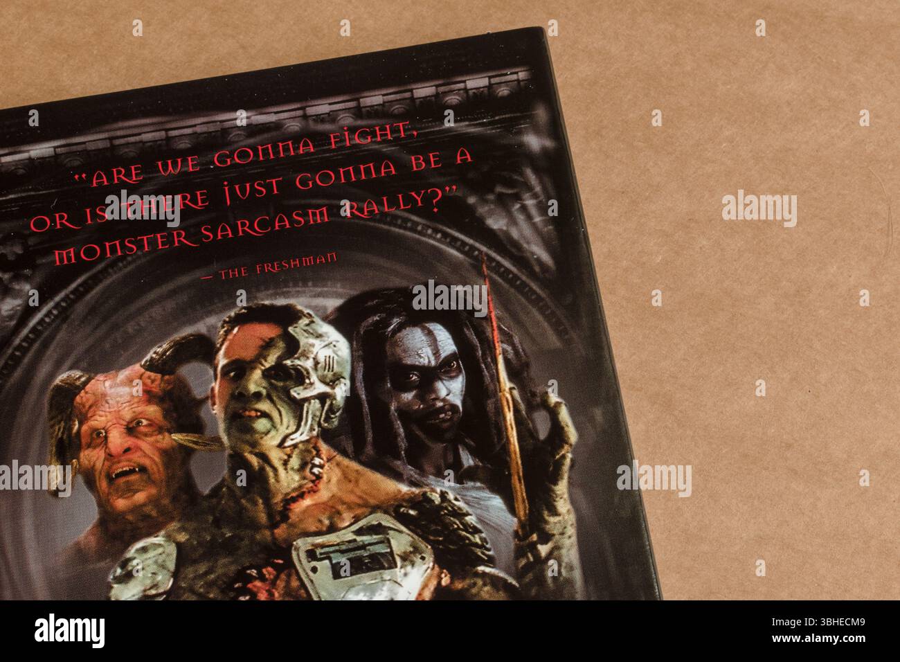 Buffy the Vampire Slayer Booklet mit Adam, Monster Schurken, und Zitat aus „The Freshman“. Stockfoto