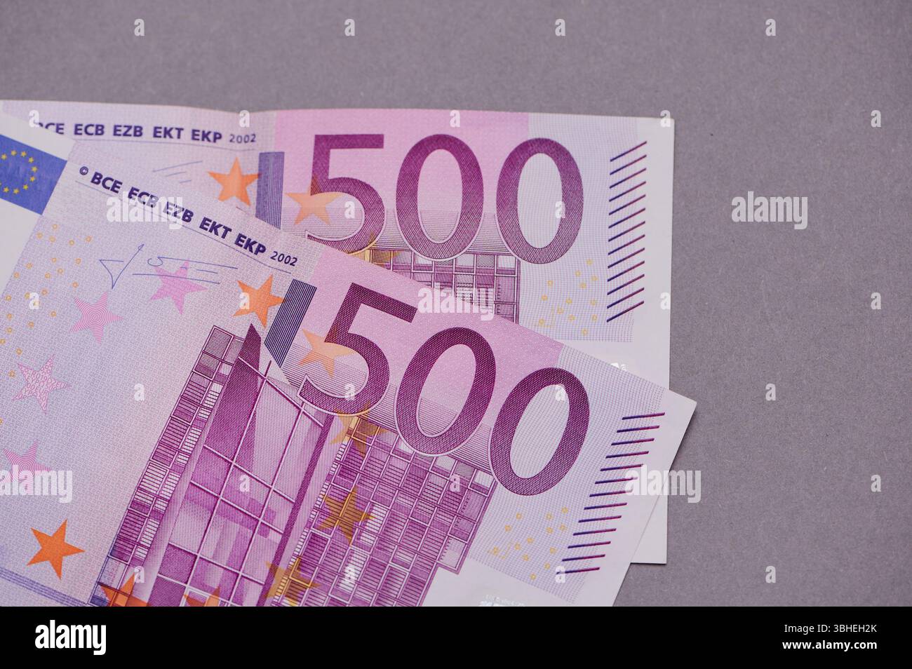 Nahaufnahme der Banknoten mit komplizierten Details der 500-Euro-Währung, die Designelemente und Farbmuster betonen Stockfoto