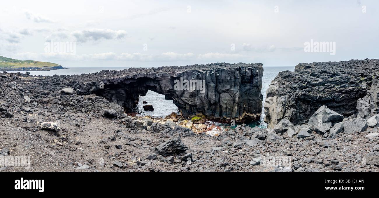 Megane-iwa Rock, ein natürlicher Felsbogen, der durch Wellenerosion vulkanischer Lavaströme geformt wurde. Miyakejima, Tokio, Japan. Stockfoto