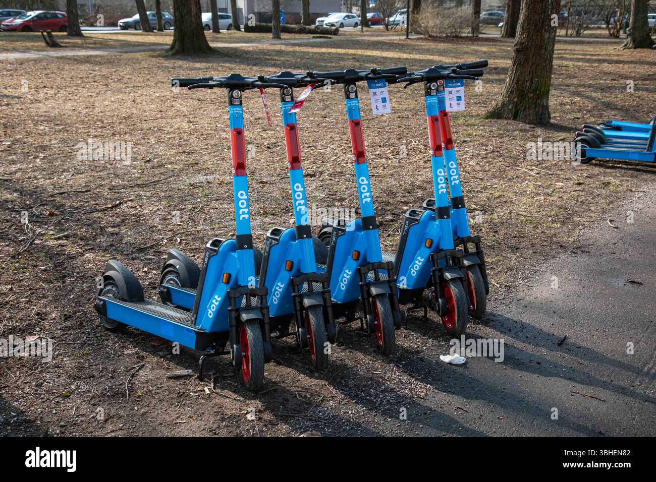 Brandneue gemeinsame Dott Elektroroller erscheinen auf den Straßen der Stadt als Zeichen des Frühlings. Arvo Ylpön puisto im Bezirk Taka-Töölö in Helsinki, Finnland. Stockfoto