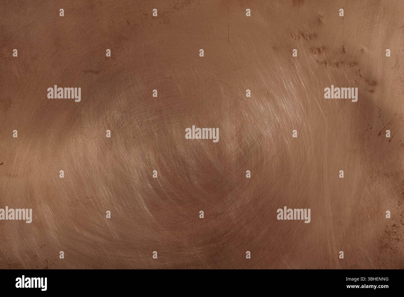 Kupferoberfläche mit Lichtreflexion. Die Kupferoberfläche weist Kratzer auf. Minimalismus. Kopierbereich. Stockfoto