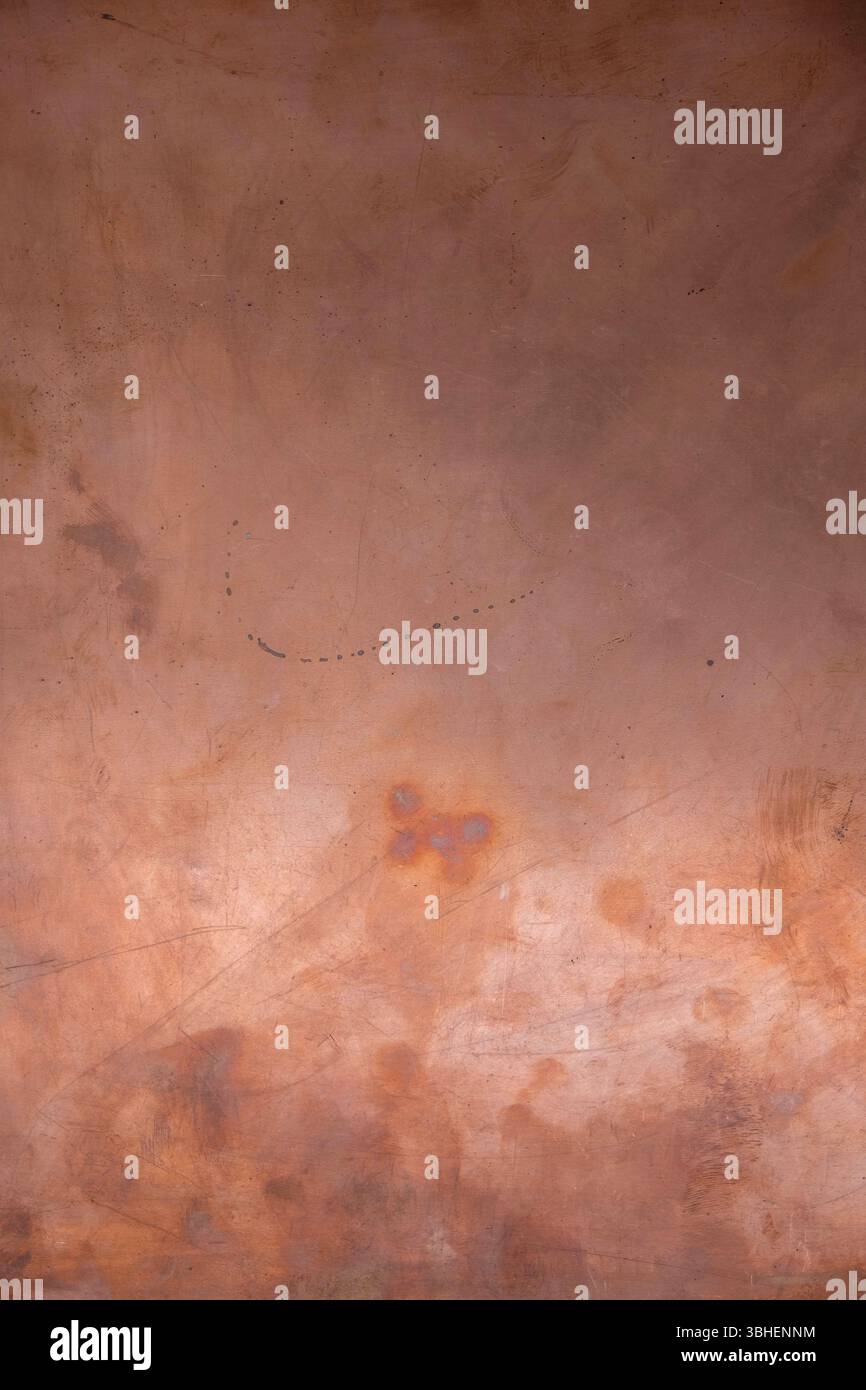 Kupferoberfläche mit Lichtreflexion. Die Kupferoberfläche weist Kratzer auf. Minimalismus. Kopierbereich. Stockfoto