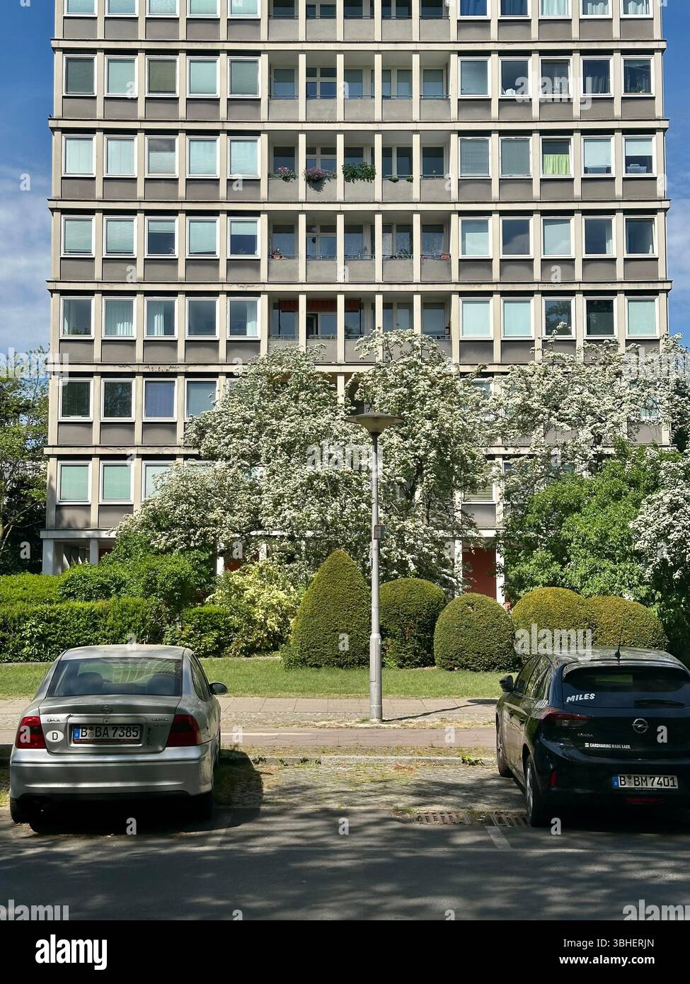 Straßenszene im Berliner Hansaviertel, ein Haus und Parkplätze Stockfoto