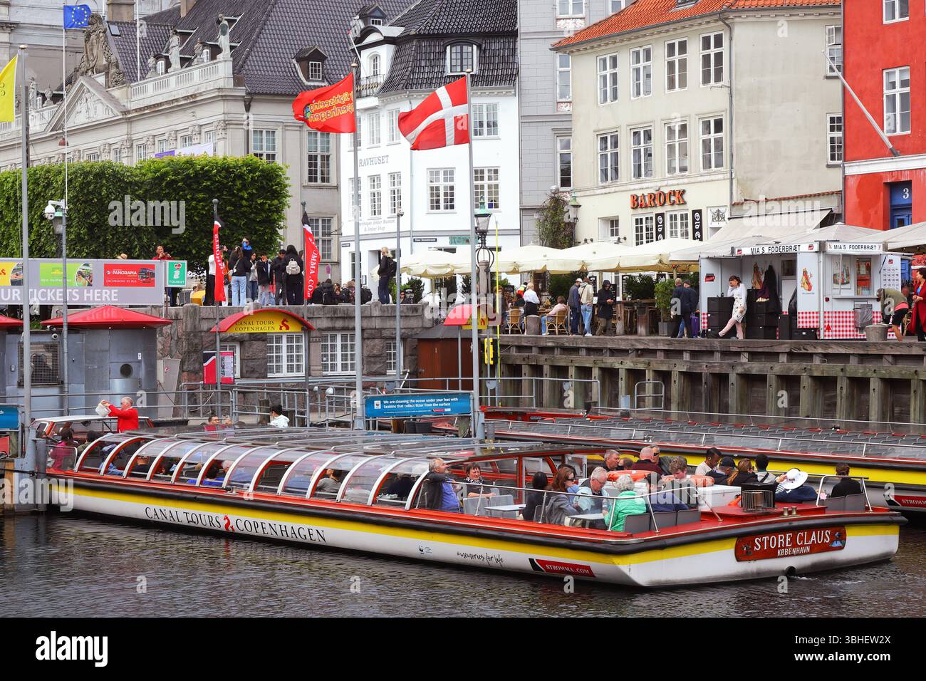 Kopenhagen, Dänemark - 6. Juni 2025: Kopenhagener Kanalsegelboot, betrieben von Stromma in Nyhavn. Stockfoto