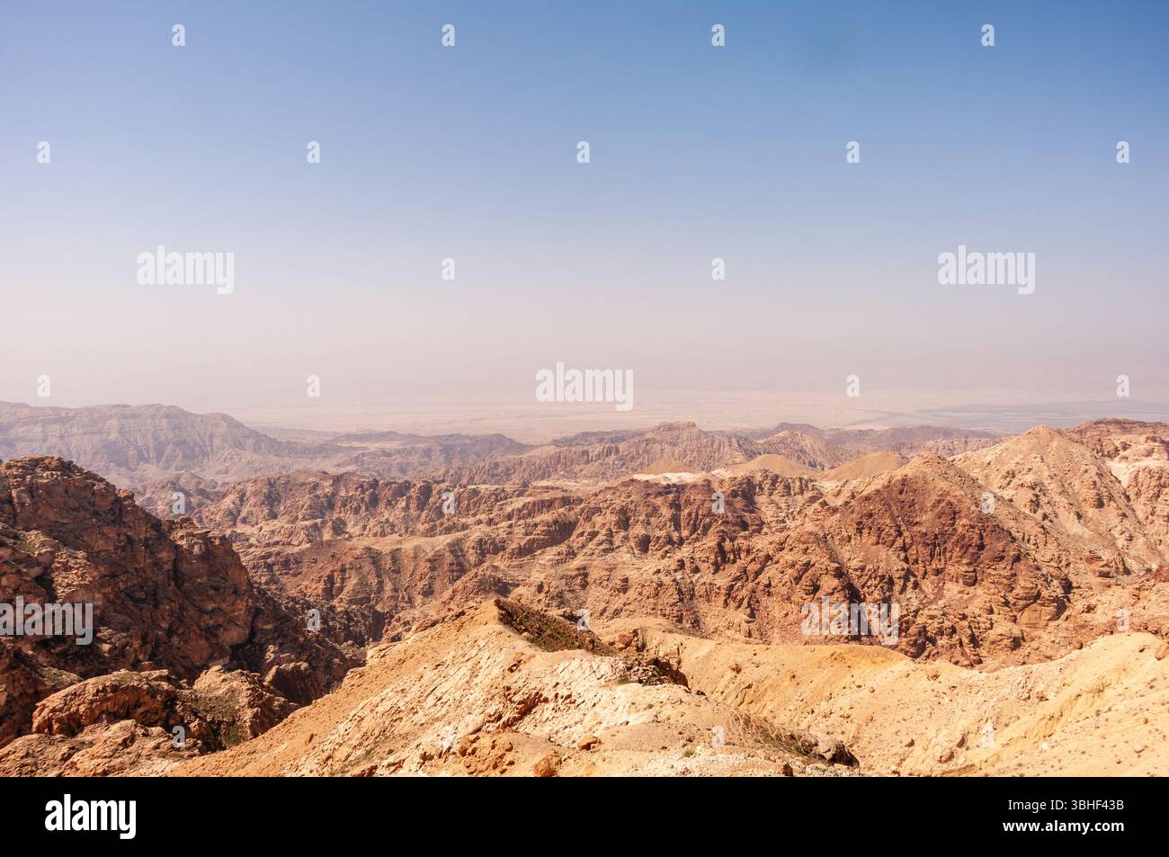 Der Himmel ist klar und blau, und die Berge sind mit Felsen bedeckt. Die Landschaft ist karg und felsig, ohne Bäume oder Vegetation in Sicht. Die Aussicht i Stockfoto