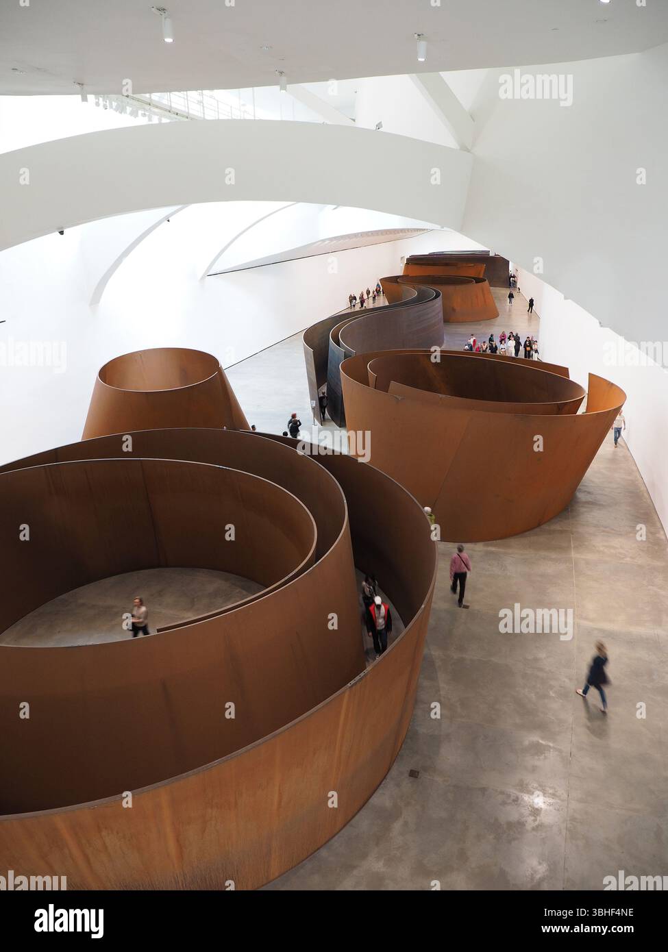 The Matter of Time Kunstwerke von Richard Serra haben einen eigenen Saal im Guggenheim Museum in Bilbao, Spanien. Stockfoto