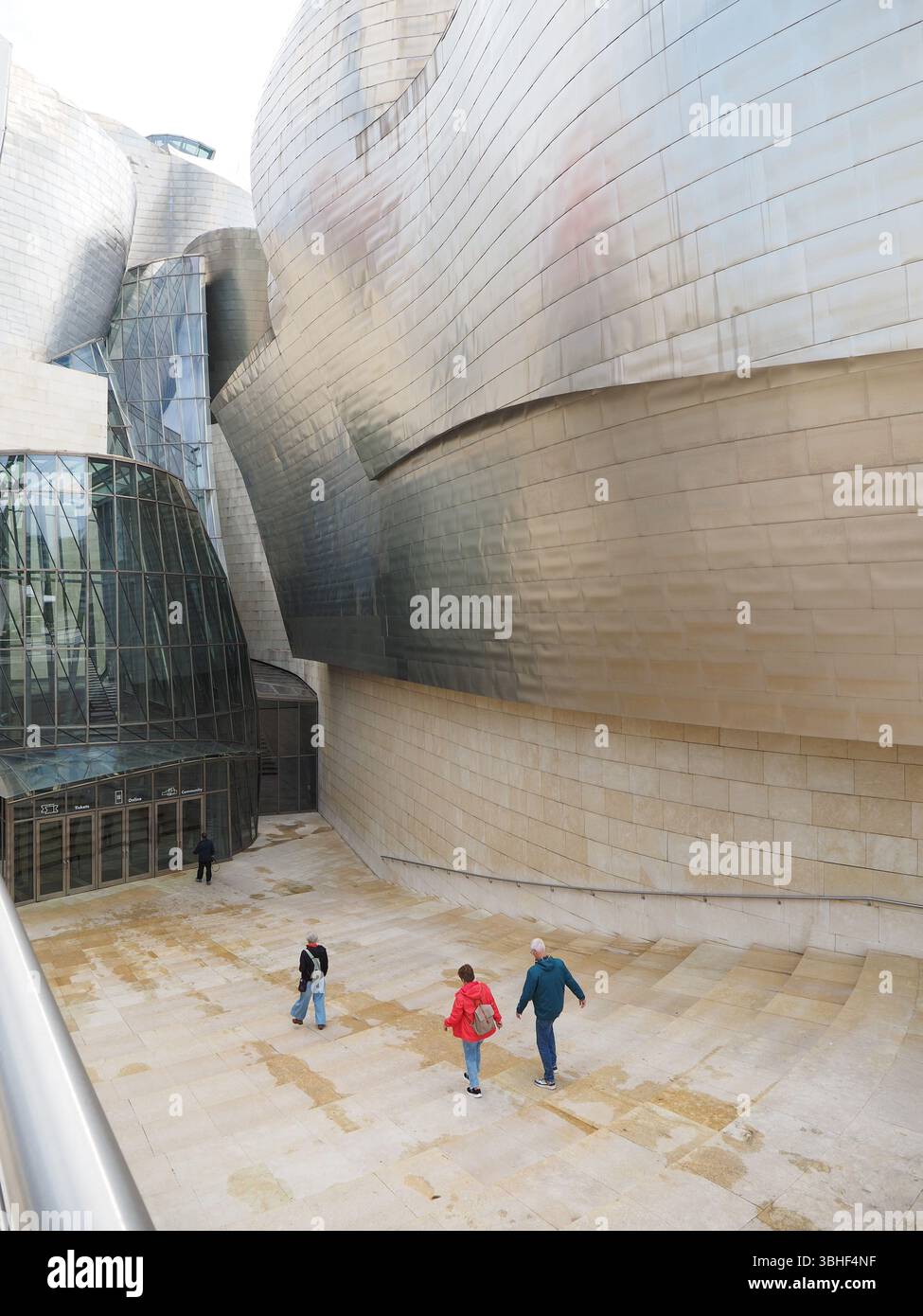 Der Eingang des titanverkleideten Guggenheim Museums durch den Architekten Frank Gehry in Bilbao, Biskaya, Spanien Stockfoto