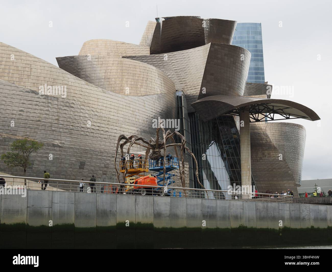 Das große, spinnenähnliche Kunstwerk Maman von Louise Bourgeois wird gepflegt. Guggenheim Museum, Bilbao, Spanien. Stockfoto