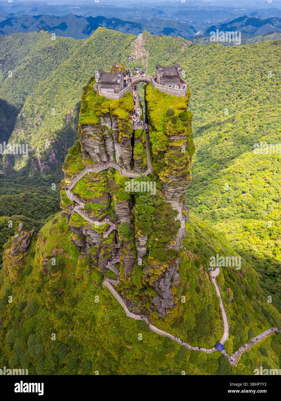 Panoramablick auf den Fanjingshan Berg mit Blick auf den Fanjing Berg und den neuen goldenen Gipfel mit buddhistischem Tempel auf der Spitze in Guizhou China Stockfoto