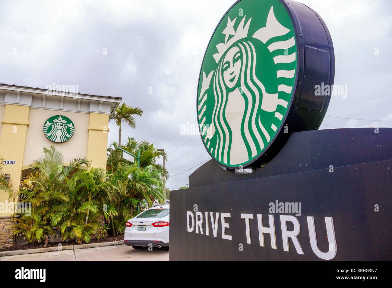 Melbourne Florida, Starbucks Coffee Shop, Drive Thru Lane, Starbucks Außenbeschilderung, Logo Sirene Schild, Fahrzeug in Drive-Thru Line, Auto auf Bestellung Stockfoto