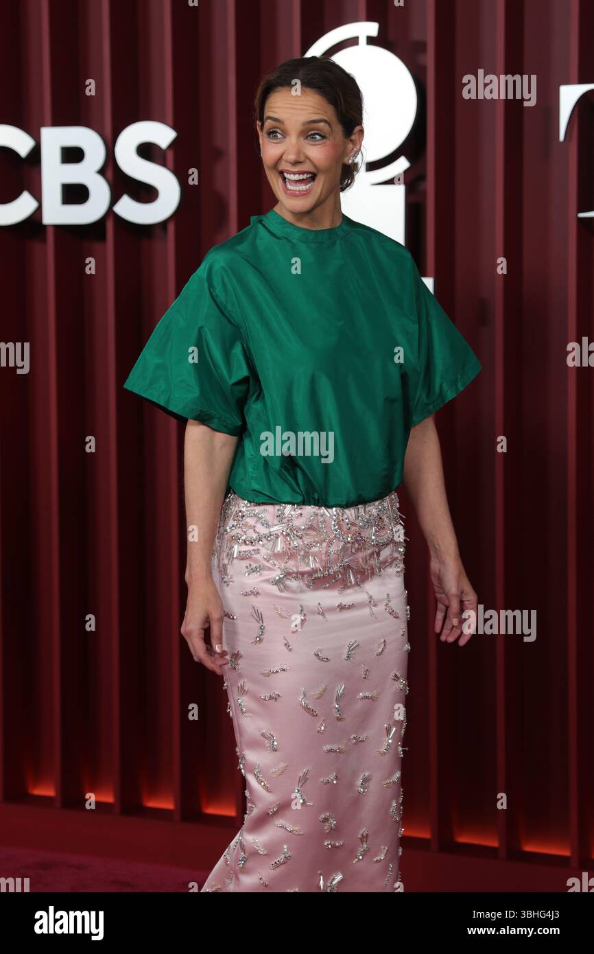 NEW YORK, NEW YORK – 08. JUNI 2025: Katie Holmes nimmt an den 78. Jährlichen Tony Awards in der Radio City Music Hall Teil. Während einer Fotoaktion wurde die Anwesenheit eines Senders, der die Saison 2024–2025 des Broadway feierte, zu einem Highlight gemacht. Ehrengäste und besondere Gäste versammelten sich, um an einen Abend voller herausragender Darbietungen, herzlicher Reden und historischer Siege zu erinnern. (Foto: Giada Papini Rampelotto/EuropaNewswire). Stockfoto