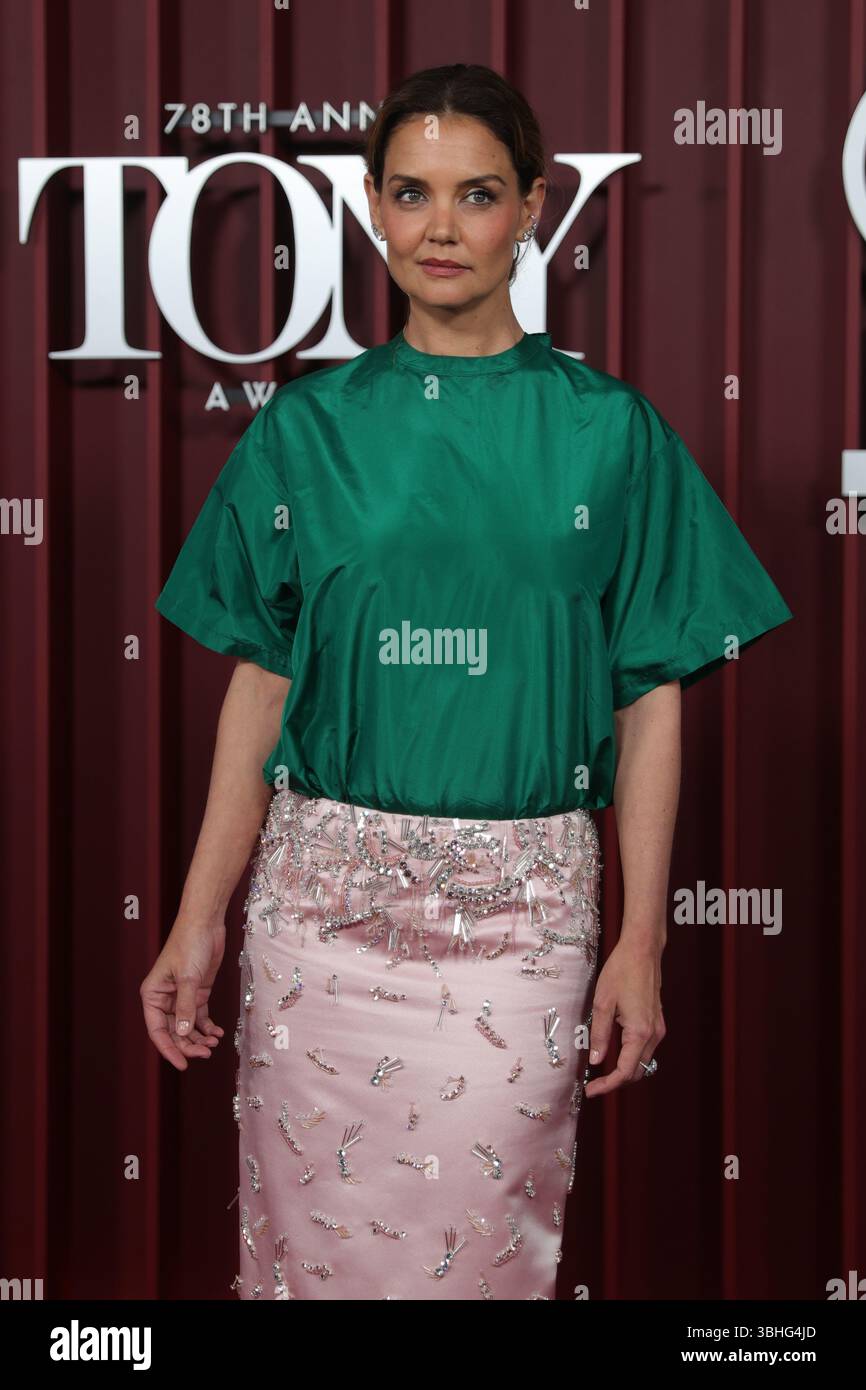 NEW YORK, NEW YORK – 08. JUNI 2025: Katie Holmes nimmt an den 78. Jährlichen Tony Awards in der Radio City Music Hall Teil. Während einer Fotoaktion wurde die Anwesenheit eines Senders, der die Saison 2024–2025 des Broadway feierte, zu einem Highlight gemacht. Ehrengäste und besondere Gäste versammelten sich, um an einen Abend voller herausragender Darbietungen, herzlicher Reden und historischer Siege zu erinnern. (Foto: Giada Papini Rampelotto/EuropaNewswire). Stockfoto