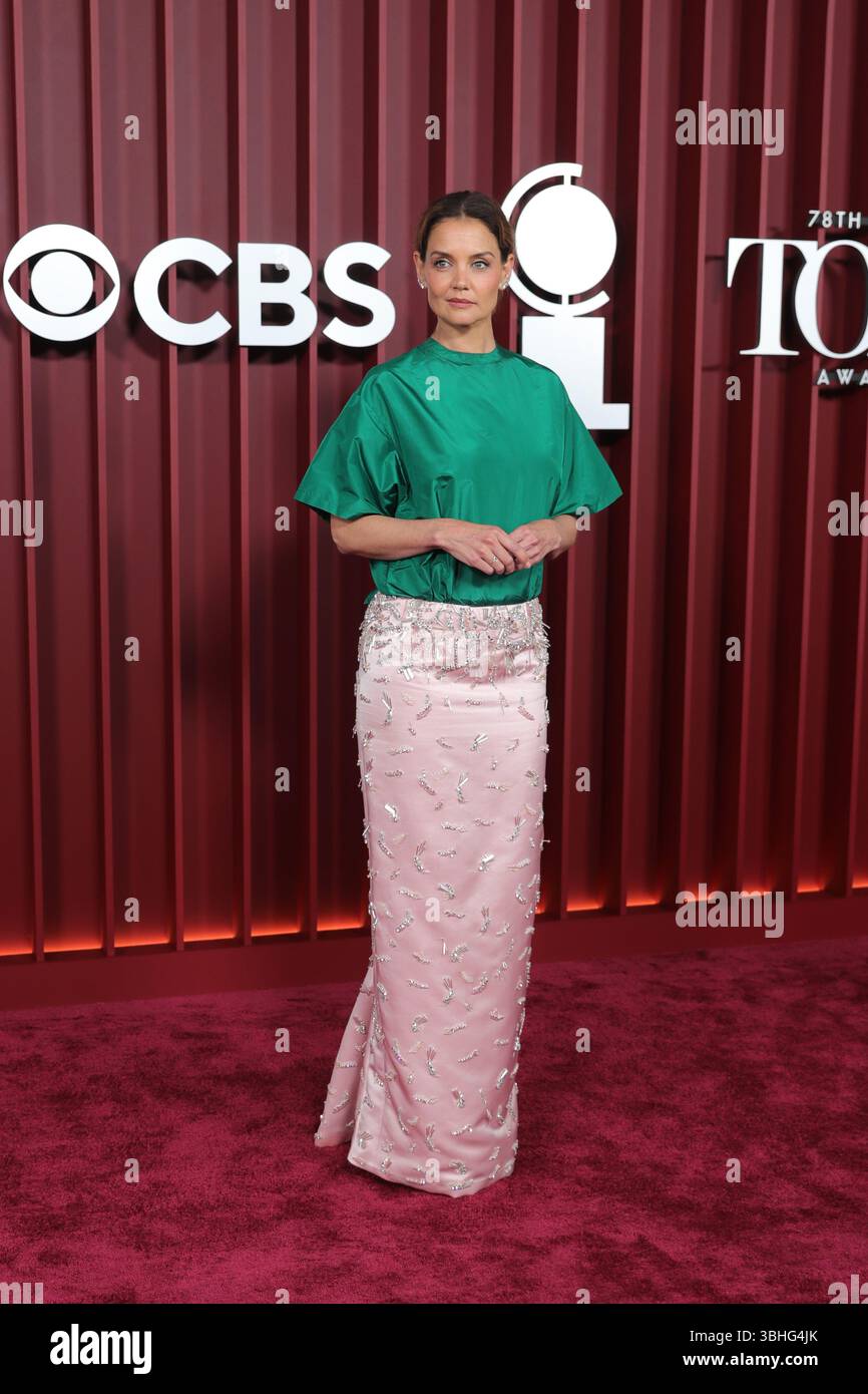 NEW YORK, NEW YORK – 08. JUNI 2025: Katie Holmes nimmt an den 78. Jährlichen Tony Awards in der Radio City Music Hall Teil. Während einer Fotoaktion wurde die Anwesenheit eines Senders, der die Saison 2024–2025 des Broadway feierte, zu einem Highlight gemacht. Ehrengäste und besondere Gäste versammelten sich, um an einen Abend voller herausragender Darbietungen, herzlicher Reden und historischer Siege zu erinnern. (Foto: Giada Papini Rampelotto/EuropaNewswire). Stockfoto