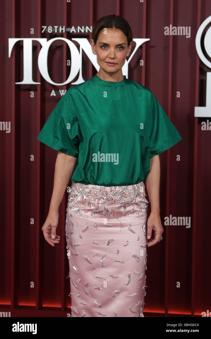 New York, NY, USA. Juni 2025. NEW YORK, NEW YORK – 08. JUNI 2025: Katie Holmes nimmt an den 78. Jährlichen Tony Awards in der Radio City Music Hall Teil. Während einer Fotoaktion wurde die Anwesenheit eines Senders, der die 2024''„2025-Saison des Broadway feierte, zu einem Highlight. Ehrengäste und besondere Gäste versammelten sich, um an einen Abend voller herausragender Darbietungen, herzlicher Reden und historischer Siege zu erinnern. (Kreditbild: © Luiz Rampelotto/ZUMA Press Wire) NUR REDAKTIONELLE VERWENDUNG! Nicht für kommerzielle ZWECKE! Stockfoto