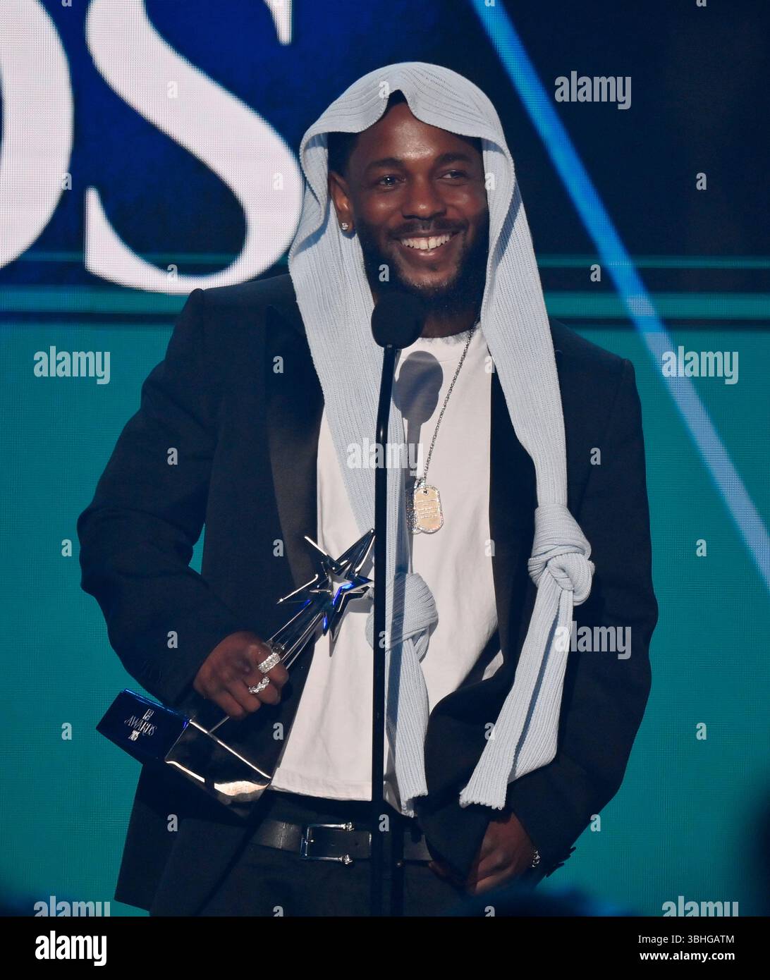Los Angeles, Usa. Juni 2025. Kendrick Lamar nimmt das Album des Jahres für GNX bei der 25. Jährlichen Live-Übertragung der BET Awards im Peacock Theater in Los Angeles am Montag, den 9. Juni 2025 an. Die BET Awards zeichnen schwarze Entertainer und andere farbige Menschen in Musik, Film, Sport und Philanthropie aus. Foto: Jim Ruymen/UPI Credit: UPI/Alamy Live News Stockfoto