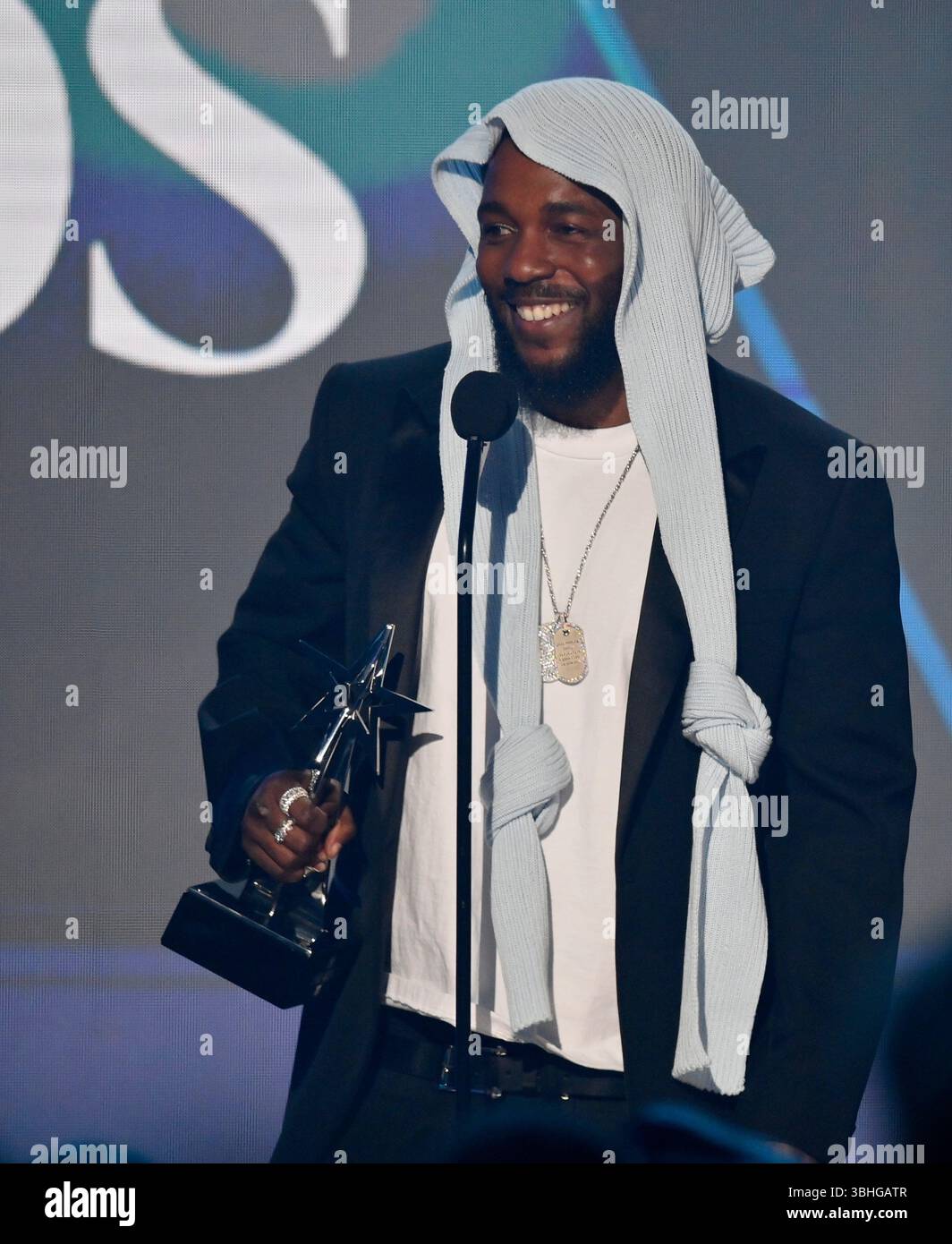 Los Angeles, Usa. Juni 2025. Kendrick Lamar nimmt das Album des Jahres für GNX bei der 25. Jährlichen Live-Übertragung der BET Awards im Peacock Theater in Los Angeles am Montag, den 9. Juni 2025 an. Die BET Awards zeichnen schwarze Entertainer und andere farbige Menschen in Musik, Film, Sport und Philanthropie aus. Foto: Jim Ruymen/UPI Credit: UPI/Alamy Live News Stockfoto