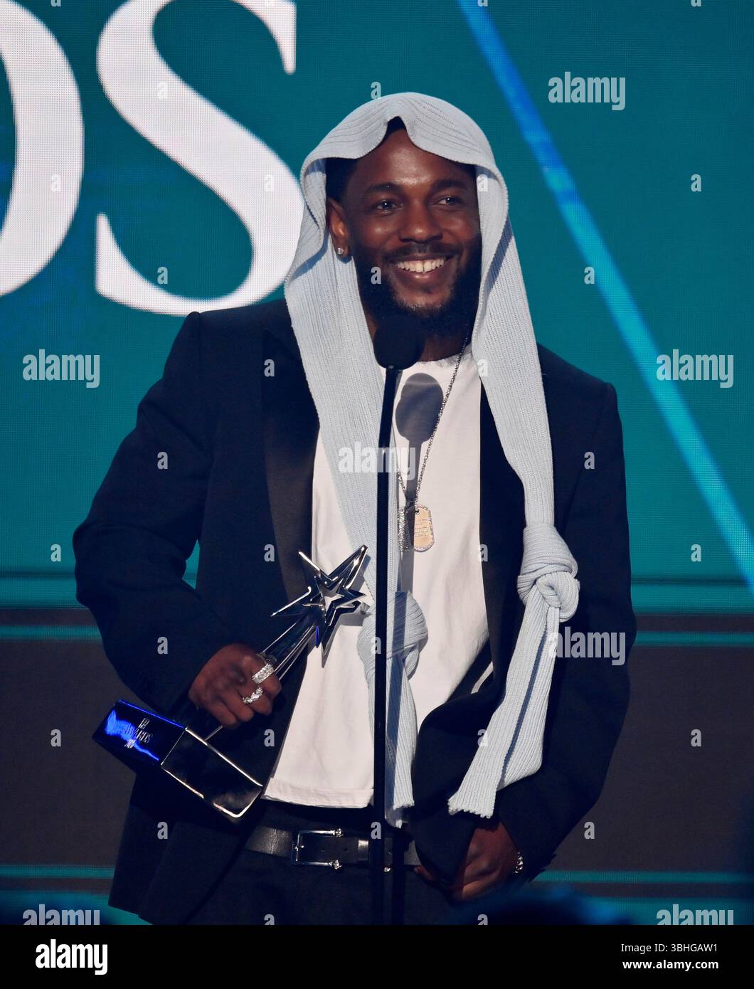 Los Angeles, Usa. Juni 2025. Kendrick Lamar nimmt das Album des Jahres für GNX bei der 25. Jährlichen Live-Übertragung der BET Awards im Peacock Theater in Los Angeles am Montag, den 9. Juni 2025 an. Die BET Awards zeichnen schwarze Entertainer und andere farbige Menschen in Musik, Film, Sport und Philanthropie aus. Foto: Jim Ruymen/UPI Credit: UPI/Alamy Live News Stockfoto