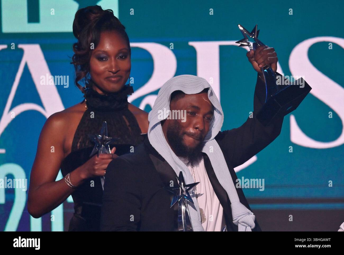 Los Angeles, Usa. Juni 2025. Kendrick Lamar nimmt das Album des Jahres für GNX bei der 25. Jährlichen Live-Übertragung der BET Awards im Peacock Theater in Los Angeles am Montag, den 9. Juni 2025 an. Die BET Awards zeichnen schwarze Entertainer und andere farbige Menschen in Musik, Film, Sport und Philanthropie aus. Foto: Jim Ruymen/UPI Credit: UPI/Alamy Live News Stockfoto
