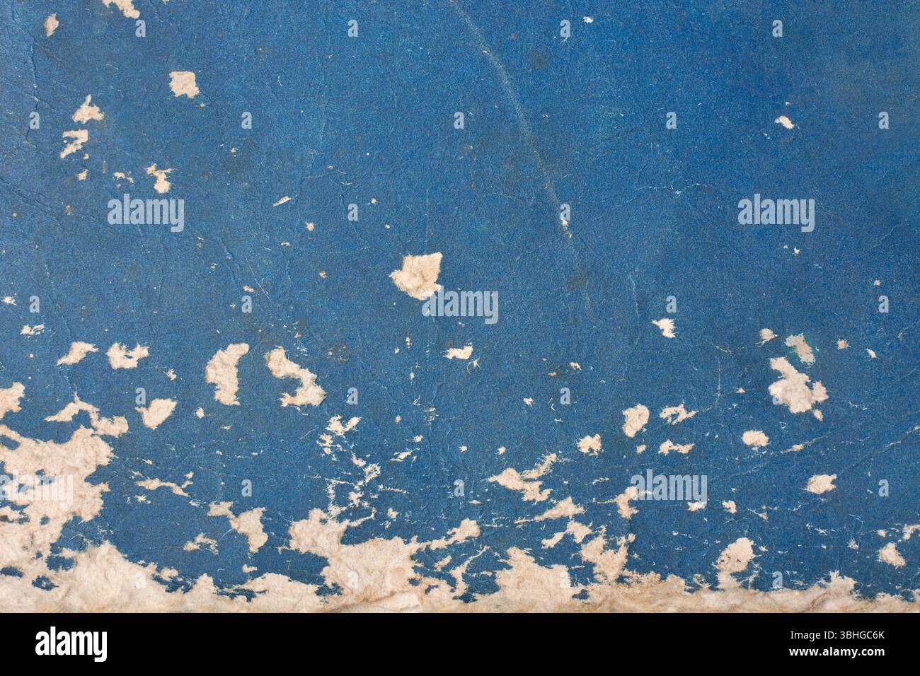 Detaillierte strukturierte Oberfläche des alten blauen Bucheinblatthintergrunds mit Abnutzung, veraltetem oder versehrtem Belag mit weißen Flecken, die abgenutzt wurden Stockfoto