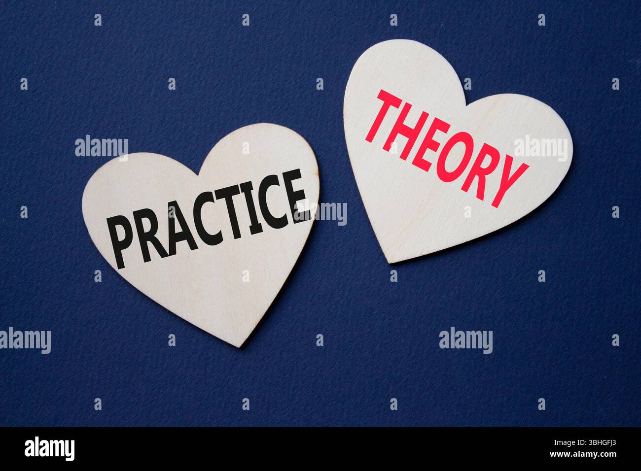 Theorie- oder Praxissymbol. Konzeptwort Theorie oder Praxis auf hölzernen Herzen. Wunderschöner tiefblauer Hintergrund. Business and Theory oder Practice Concept. Stockfoto