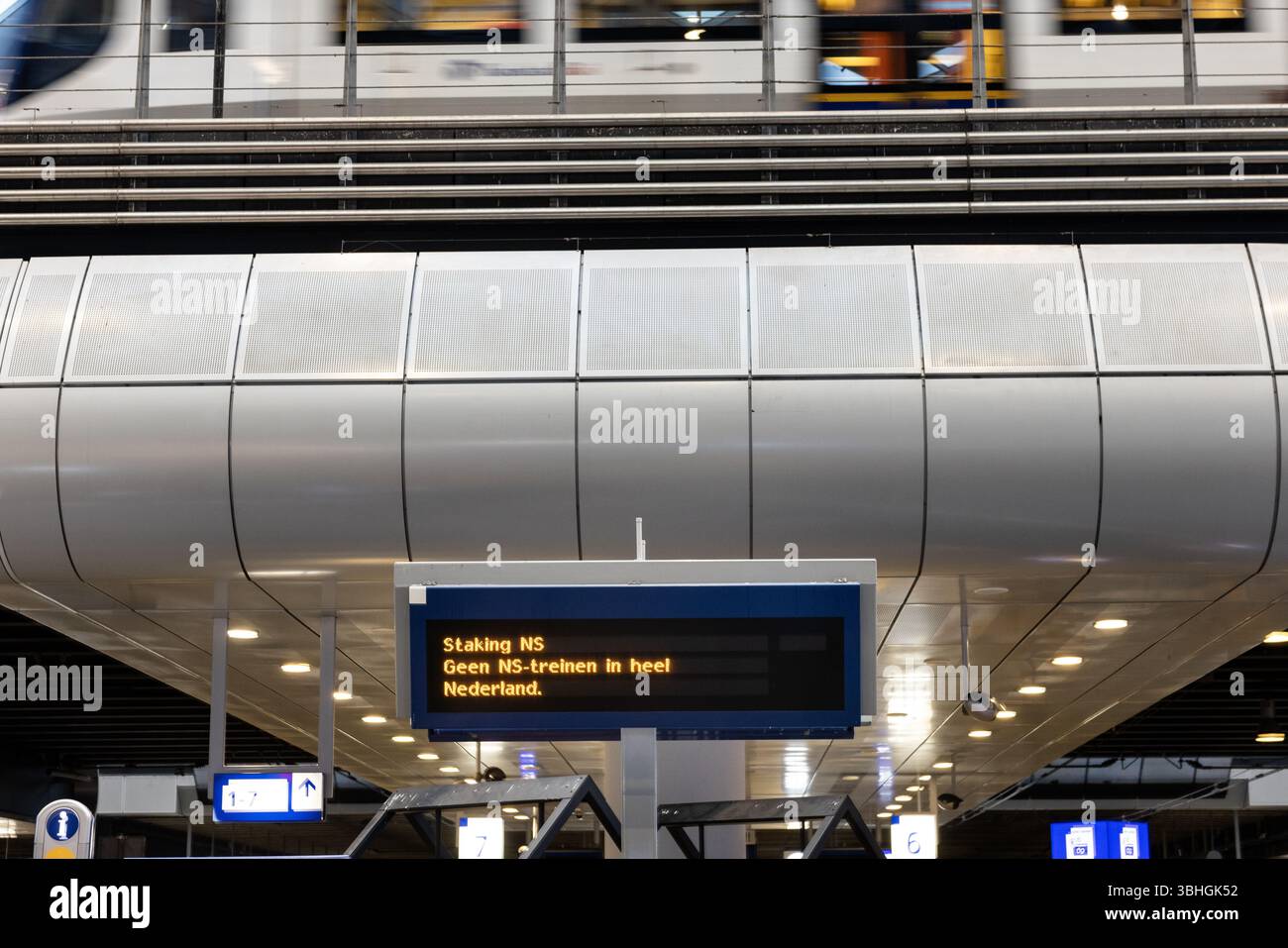 DEN HAAG - der HAAGER Hauptbahnhof während eines Streiks von NS-Mitarbeitern, die um mehr Bezahlung streiken. Aufgrund des Streiks in der West- und Nordwestregion verkehren keine NS-Züge im ganzen Land, außer zwischen Amsterdam und Schiphol Airport. ANP LAURENS VAN PUTTEN niederlande aus - belgien aus Stockfoto