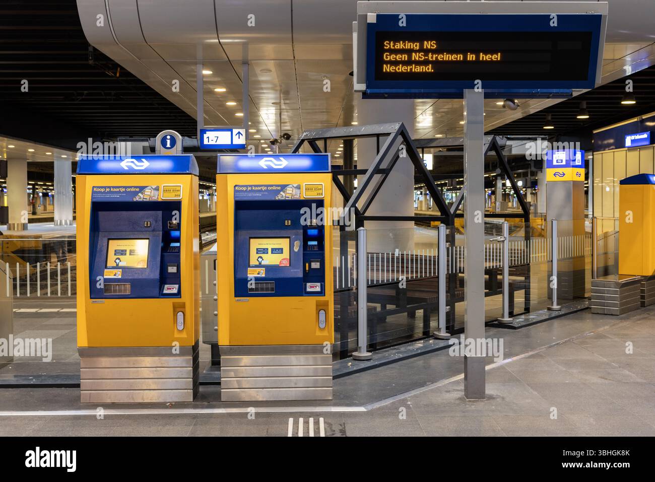 DEN HAAG - der HAAGER Hauptbahnhof während eines Streiks von NS-Mitarbeitern, die um mehr Bezahlung streiken. Aufgrund des Streiks in der West- und Nordwestregion verkehren keine NS-Züge im ganzen Land, außer zwischen Amsterdam und Schiphol Airport. ANP LAURENS VAN PUTTEN niederlande aus - belgien aus Stockfoto