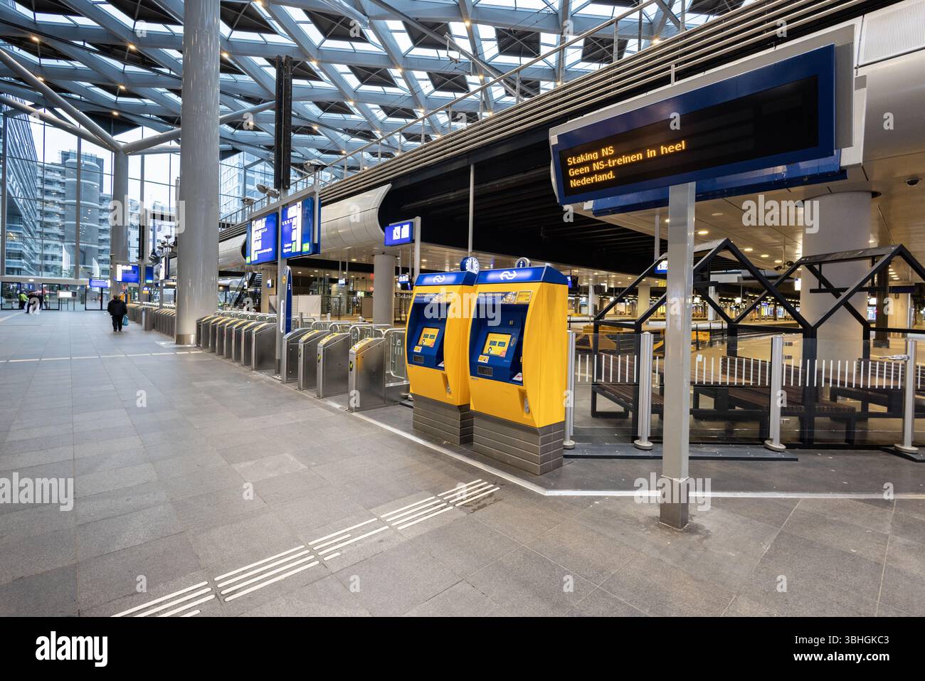 DEN HAAG - der HAAGER Hauptbahnhof während eines Streiks von NS-Mitarbeitern, die um mehr Bezahlung streiken. Aufgrund des Streiks in der West- und Nordwestregion verkehren keine NS-Züge im ganzen Land, außer zwischen Amsterdam und Schiphol Airport. ANP LAURENS VAN PUTTEN niederlande aus - belgien aus Stockfoto