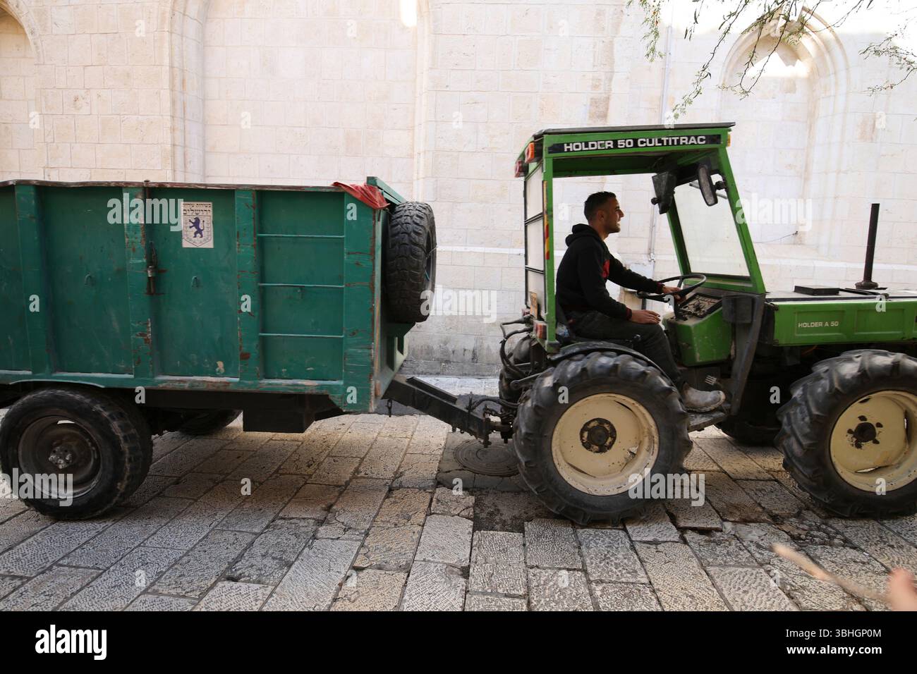 Ein Mann fährt am 22. Dezember 2024 einen Traktor durch eine Straße im Christlichen Viertel der Altstadt von Jerusalem. Foto: Raquel G. Frohlich. Stockfoto