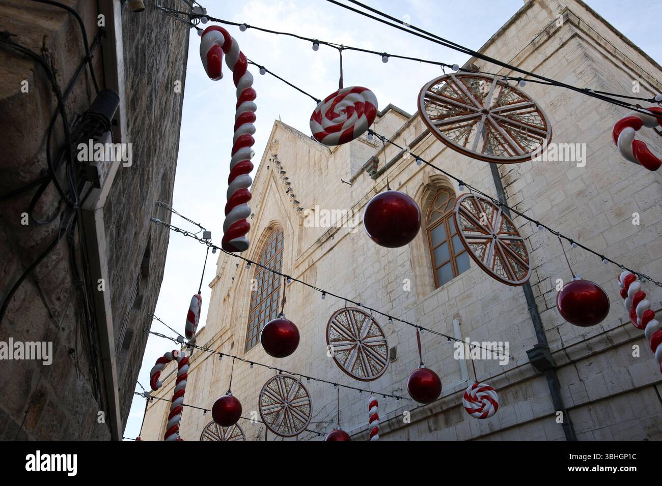 Weihnachtsdekorationen werden am 22. Dezember 2024 im Christlichen Viertel der Altstadt von Jerusalem ausgestellt. Foto: Raquel G. Frohlich. Stockfoto