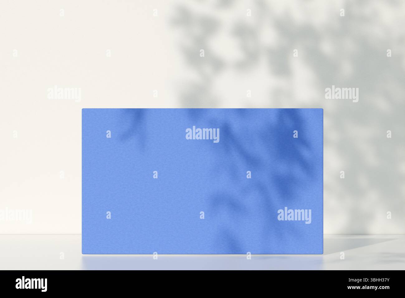Blaue Visitenkarte auf weißer Oberfläche mit weichen Schattenmustern, minimalistischer und moderner Komposition. 3D-Rendering Stockfoto