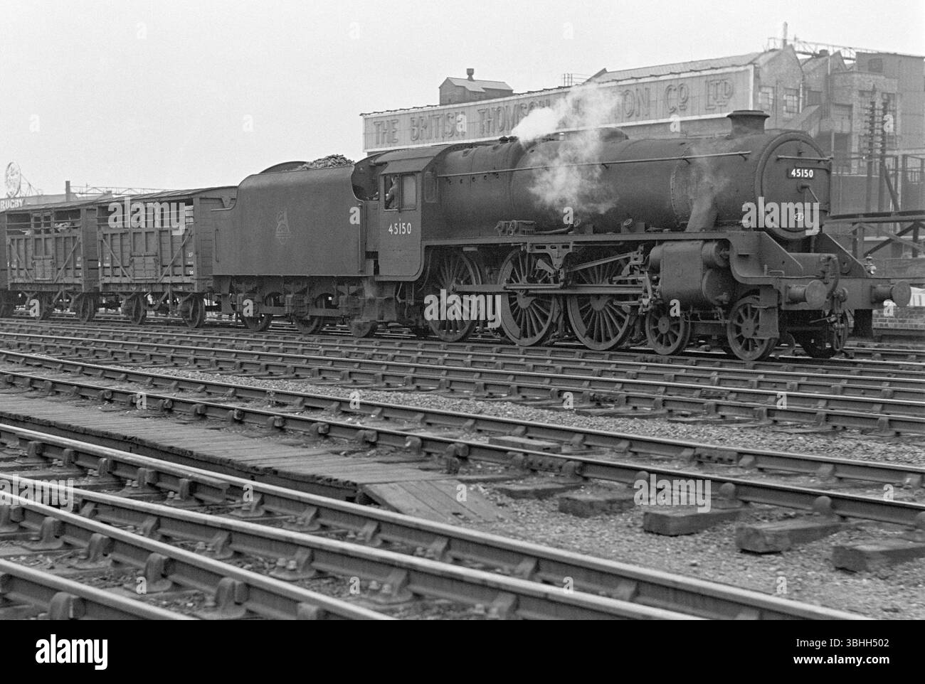 Original british Rail Steam Lokomo Black Five Number 45150, der Güterzug von Viehwaggons durch Rugby england uk schleppte Stockfoto