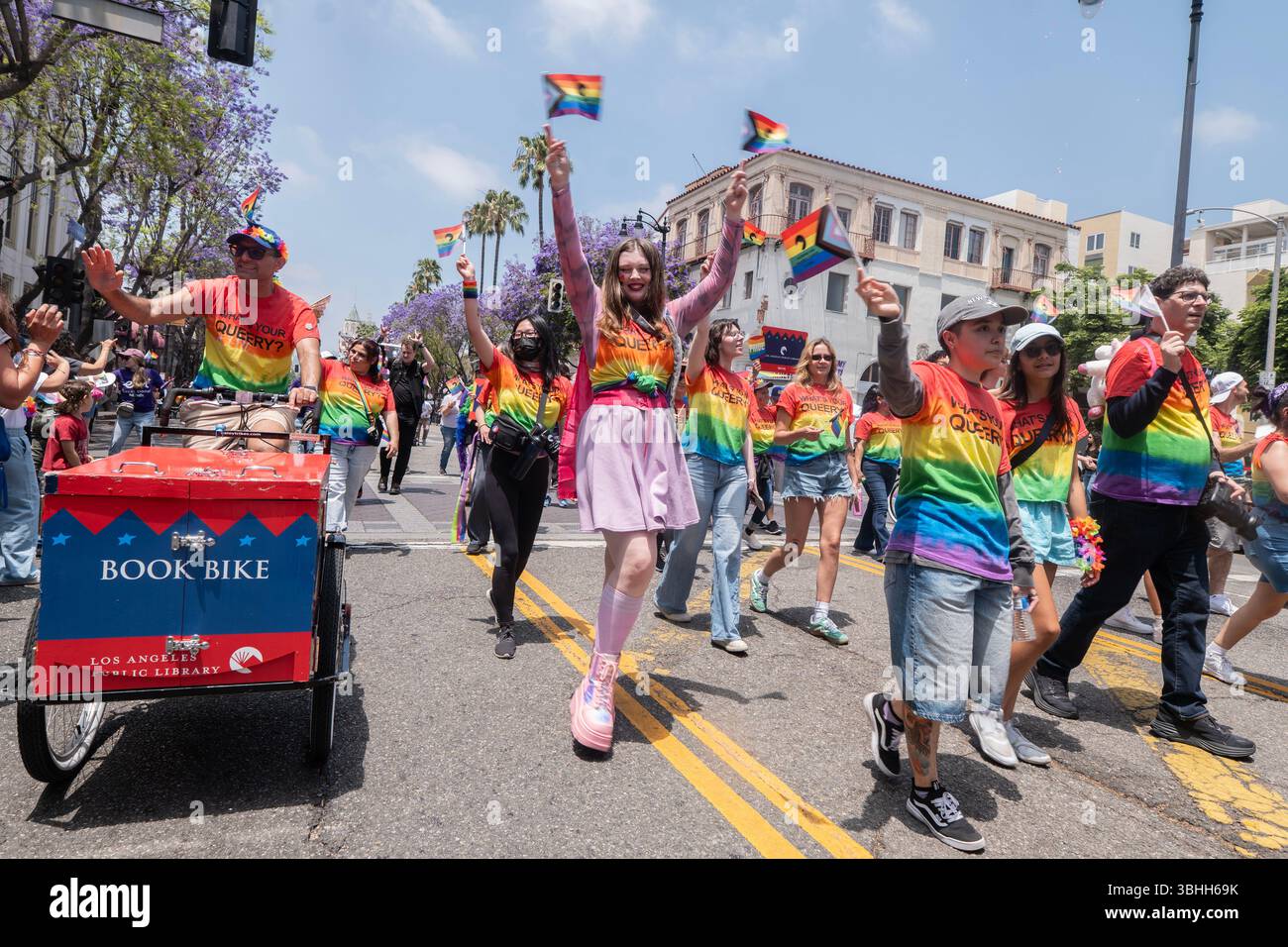 Die LA Pride Parade ist die älteste, größte und am längsten laufende Pride Parade in Südkalifornien! Wir sind stolz darauf, Los Angeles, den größten, zu feiern. Stadt. In. Die. Welt. Mehr als 100.000 LA Pride-Familien, Freunde und Fans werden nach Hollywood absteigen, um unsere legendäre LGBTQ+-Prozession auf dem Hollywood Blvd anzufeuern. Für dieses 55. Jahr planen wir zusätzliche Auftritte, Musik und Prominente. Stockfoto