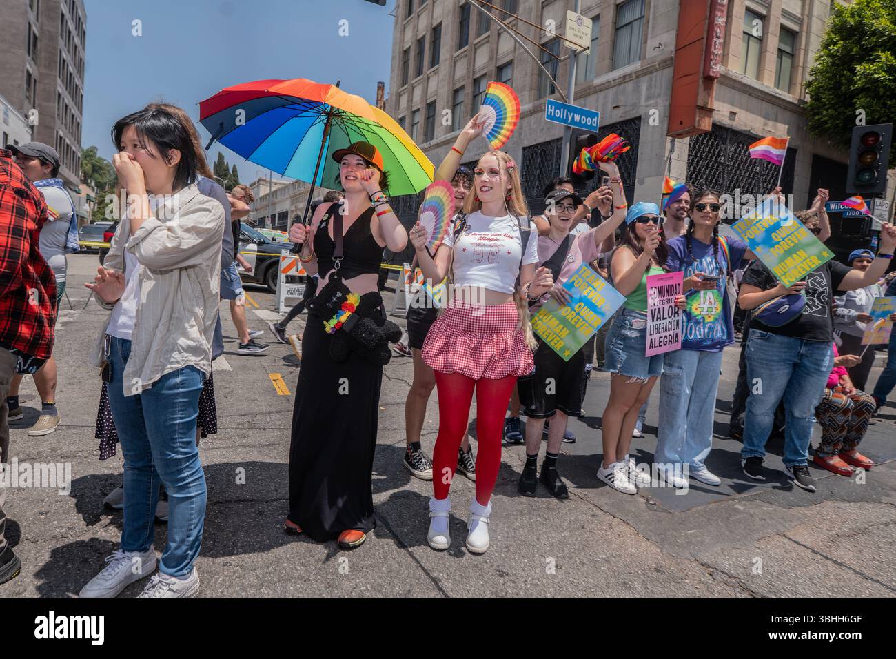 Die LA Pride Parade ist die älteste, größte und am längsten laufende Pride Parade in Südkalifornien! Wir sind stolz darauf, Los Angeles, den größten, zu feiern. Stadt. In. Die. Welt. Mehr als 100.000 LA Pride-Familien, Freunde und Fans werden nach Hollywood absteigen, um unsere legendäre LGBTQ+-Prozession auf dem Hollywood Blvd anzufeuern. Für dieses 55. Jahr planen wir zusätzliche Auftritte, Musik und Prominente. Stockfoto