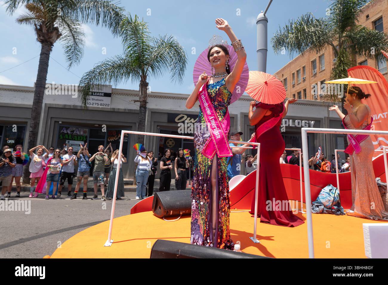 Die LA Pride Parade ist die älteste, größte und am längsten laufende Pride Parade in Südkalifornien! Wir sind stolz darauf, Los Angeles, den größten, zu feiern. Stadt. In. Die. Welt. Mehr als 100.000 LA Pride-Familien, Freunde und Fans werden nach Hollywood absteigen, um unsere legendäre LGBTQ+-Prozession auf dem Hollywood Blvd anzufeuern. Für dieses 55. Jahr planen wir zusätzliche Auftritte, Musik und Prominente. Stockfoto