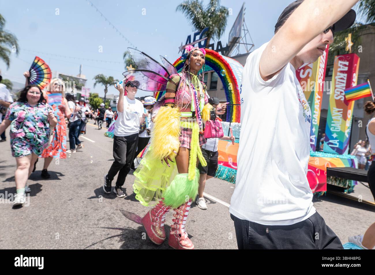 Die LA Pride Parade ist die älteste, größte und am längsten laufende Pride Parade in Südkalifornien! Wir sind stolz darauf, Los Angeles, den größten, zu feiern. Stadt. In. Die. Welt. Mehr als 100.000 LA Pride-Familien, Freunde und Fans werden nach Hollywood absteigen, um unsere legendäre LGBTQ+-Prozession auf dem Hollywood Blvd anzufeuern. Für dieses 55. Jahr planen wir zusätzliche Auftritte, Musik und Prominente. Stockfoto