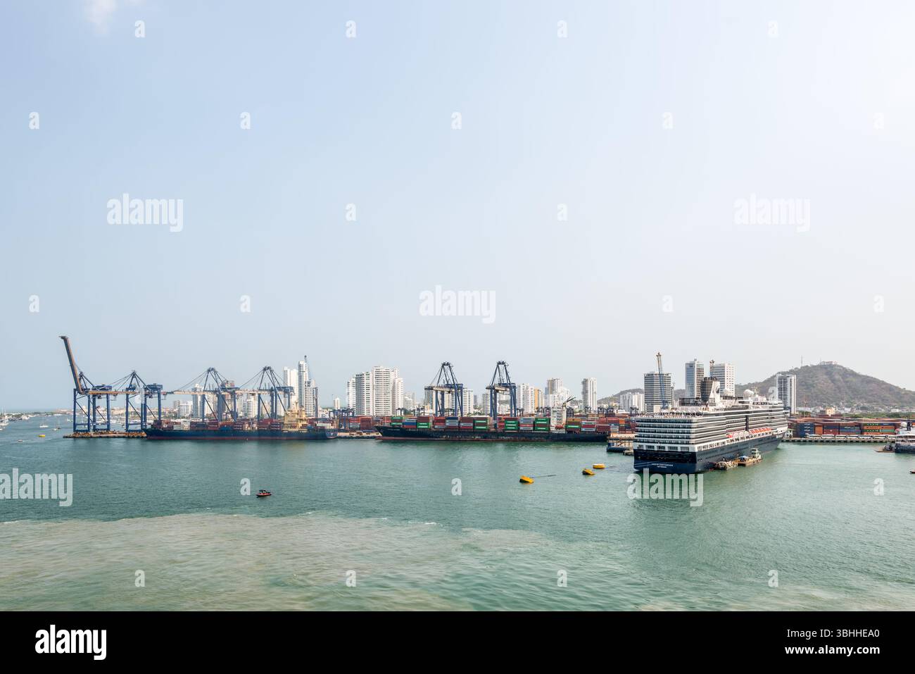 Cartagena, Kolumbien - 12. April 2024: Weitwinkelansicht des Hafens mit Kreuzfahrtschiff, Containerschiffen, Hafenkränen und Containern in C Stockfoto