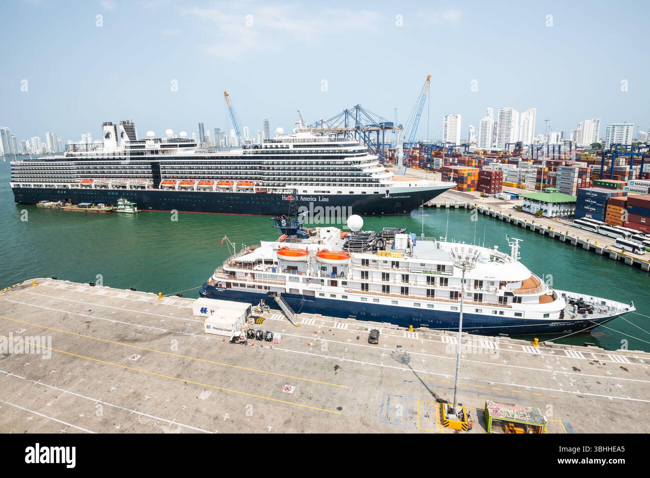 Cartagena, Kolumbien - 12. April 2024: Weitwinkelansicht des Hafens mit Kreuzfahrtschiffen, Hafenkränen und Schiffscontainern wird gegen die gerichtet Stockfoto