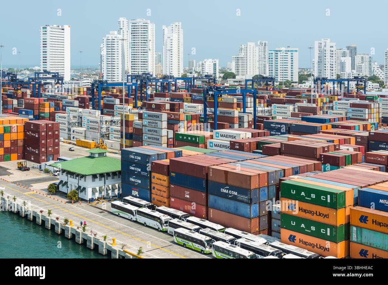 Cartagena, Kolumbien - 12. April 2024: Der Hafen ist eine lebendige Szene, mit Containern vor dem Hintergrund hoher Wohngebäude in C Stockfoto