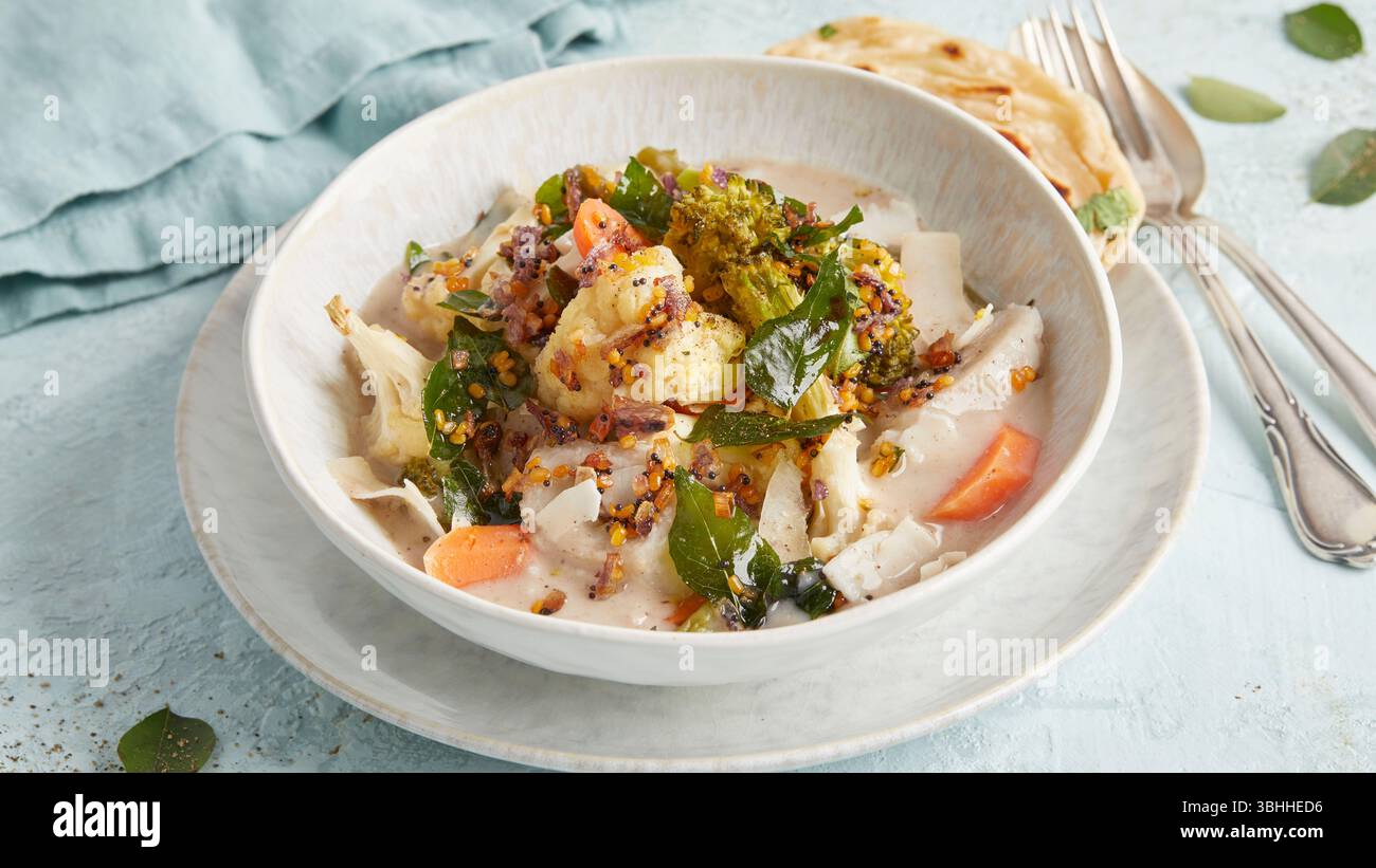 Avial Gemüsecurry in einer Schüssel – ein traditionelles südindisches Gericht mit Kokos und Gewürzen, perfekt zu Reis oder Fladenbrot, zum veganen Mittag- oder Abendessen Stockfoto