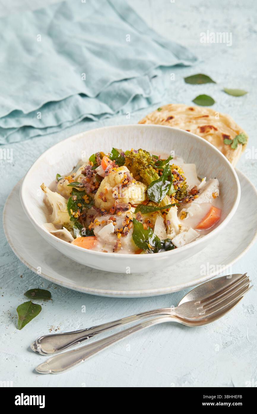 Avial Gemüsecurry in einer Schüssel – ein traditionelles südindisches Gericht mit Kokos und Gewürzen, perfekt zu Reis oder Fladenbrot, zum veganen Mittag- oder Abendessen Stockfoto