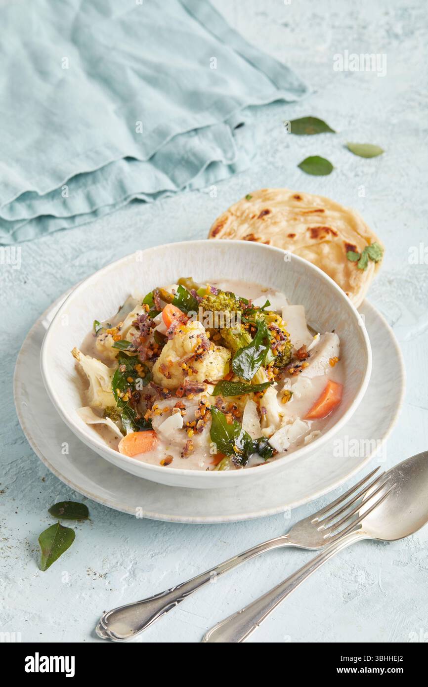 Avial Gemüsecurry in einer Schüssel – ein traditionelles südindisches Gericht mit Kokos und Gewürzen, perfekt zu Reis oder Fladenbrot, zum veganen Mittag- oder Abendessen Stockfoto