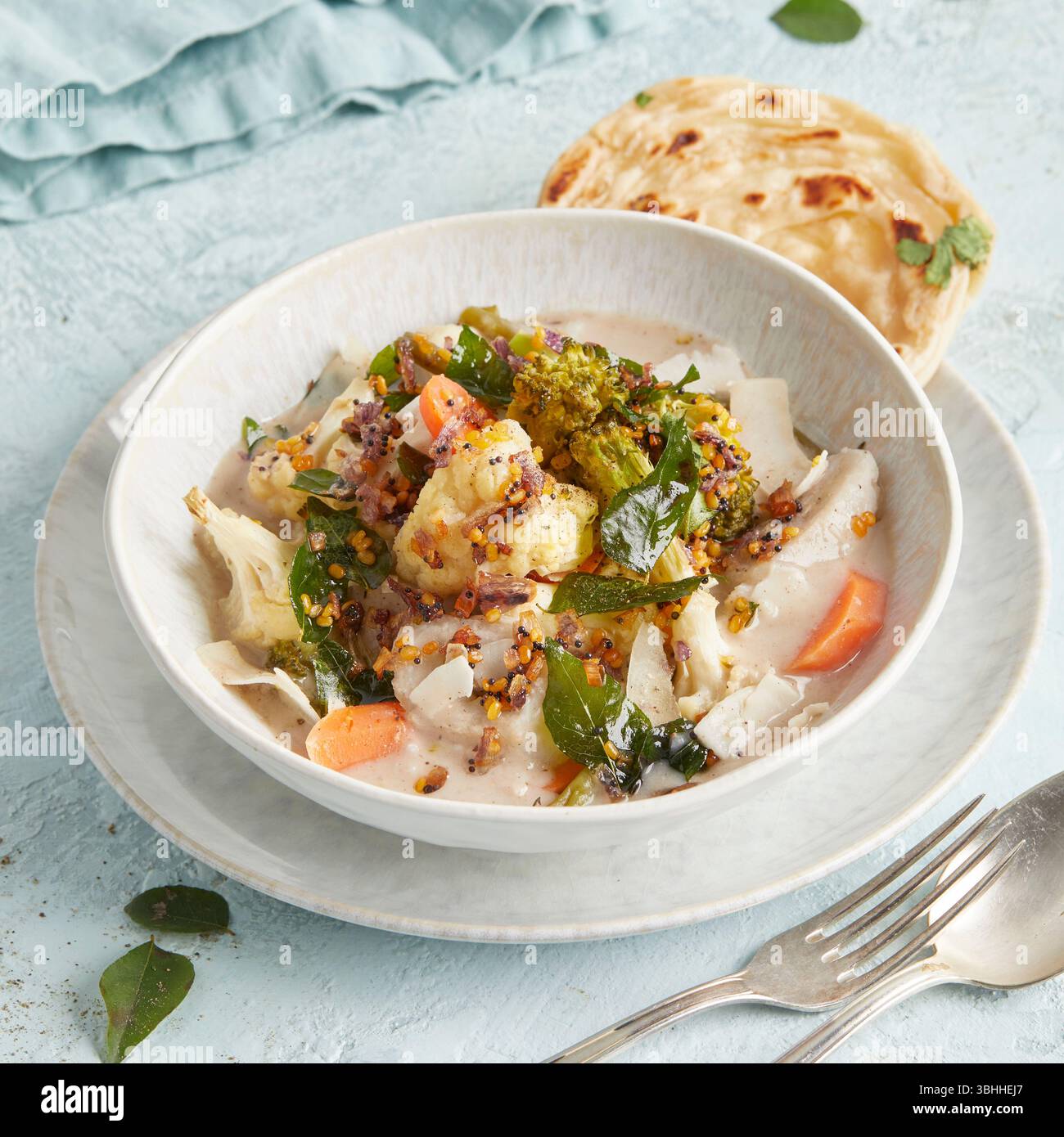Avial Gemüsecurry in einer Schüssel – ein traditionelles südindisches Gericht mit Kokos und Gewürzen, perfekt zu Reis oder Fladenbrot, zum veganen Mittag- oder Abendessen Stockfoto
