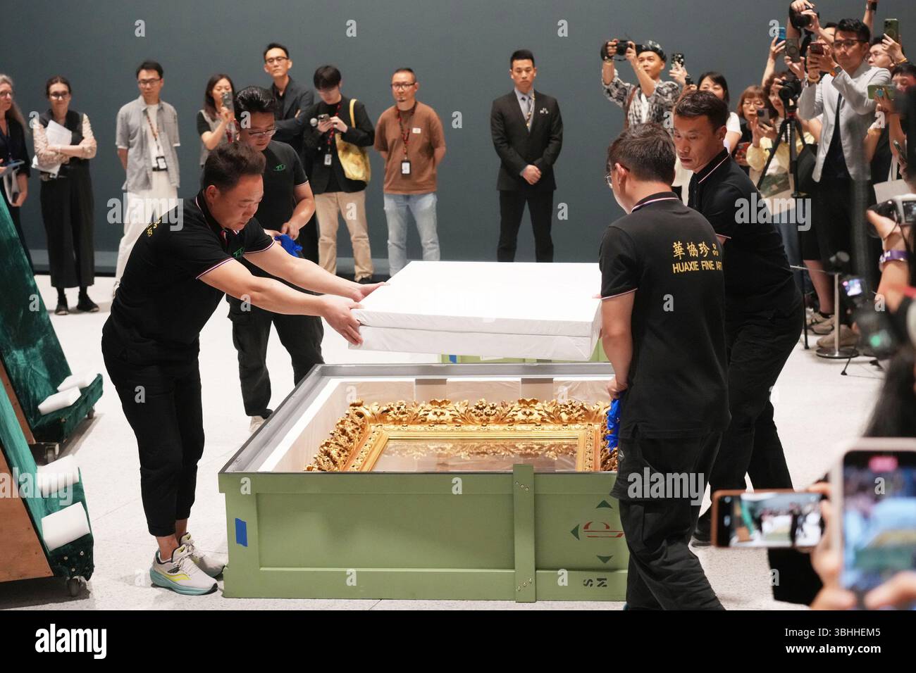 Die Medien sind Zeuge der Enthüllung von Millet's The Gleaners in Shanghai. Shanghai, China. 9. Juni 2025. Zwei berühmte westliche Meisterwerke – Jean-Francois Millets The Gleaners und Vincent van Goghs The Bedroom in Arles wurden den Medien am 9. Juni 2025 im Shanghai Museum of Art Pudong (MAP) vorgestellt. Diese aus dem Pariser Musée d’Orsay geliehenen Werke bilden das Herzstück der bevorstehenden Ausstellung „Pfade zur Moderne: Meisterwerke aus dem Musée d’Orsay“, die am 19. Juni 2025 eröffnet wird. Die Veranstaltung unterstreicht Shanghais Rolle als globaler Treffpunkt für kulturellen Austausch, wobei diese Gemälde ihr Debüt geben Stockfoto