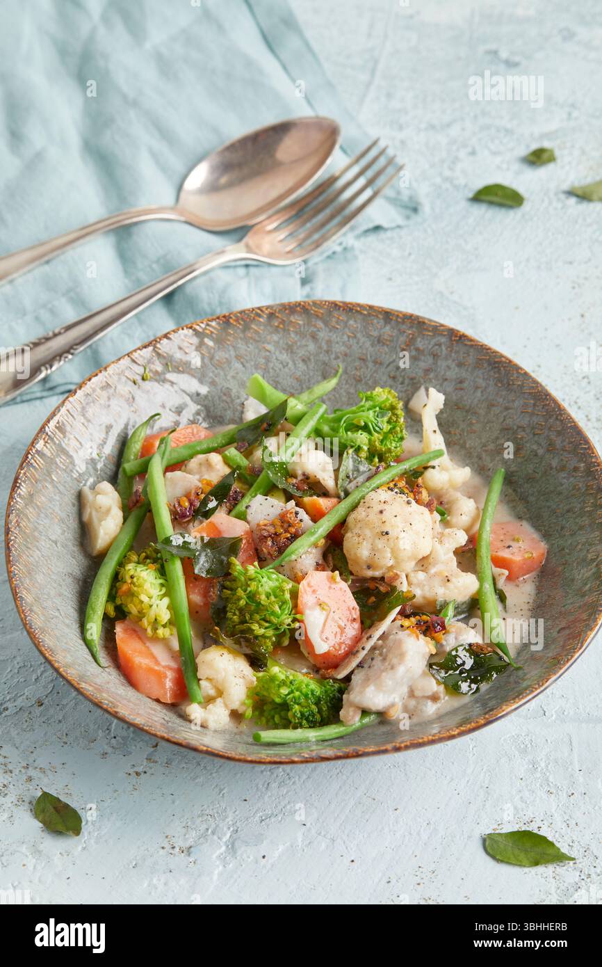 Avial Gemüsecurry in einer Schüssel – ein traditionelles südindisches Gericht mit Kokos und Gewürzen, perfekt zu Reis oder Fladenbrot, für veganes Mittag- und Abendessen Stockfoto Avial Gemüsecurry in einer Schüssel – ein traditionelles südindisches Gericht mit Kokos und Gewürzen, perfekt zu Reis oder Fladenbrot, für veganes Mittag- und Abendessen Stockfoto