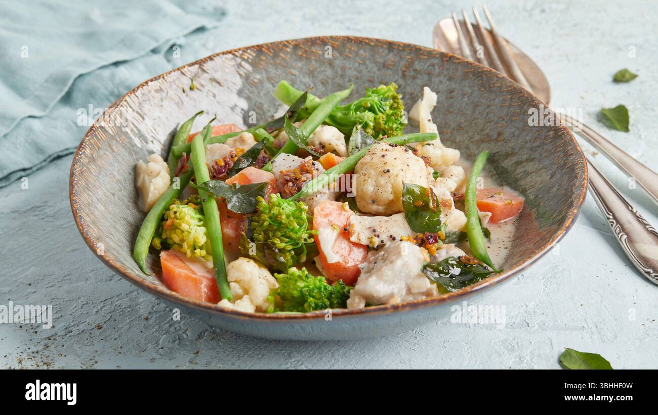 Avial Gemüsecurry in einer Schüssel – ein traditionelles südindisches Gericht mit Kokos und Gewürzen, perfekt zu Reis oder Fladenbrot, für veganes Mittag- und Abendessen Stockfoto Avial Gemüsecurry in einer Schüssel – ein traditionelles südindisches Gericht mit Kokos und Gewürzen, perfekt zu Reis oder Fladenbrot, für veganes Mittag- und Abendessen Stockfoto