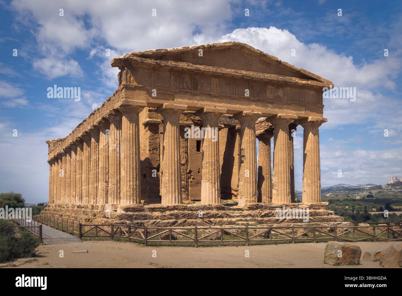 Entdecken Sie die atemberaubenden Ruinen des Tempels Concordia und seine antike Architektur im wunderschönen Sizilien, Italien Stockfoto