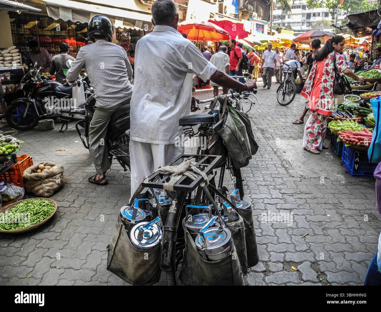 Indien. Mumbai. Dhabawala. Tiffin-Träger. Portavivande Stockfoto